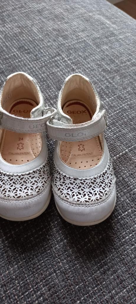 GEOX LEER EN LEERGEVOERDE SCHOENTJES, KLITTEBAND MT 24 OFFWH, Kinderen en Baby's, Kinderkleding | Schoenen en Sokken, Zo goed als nieuw