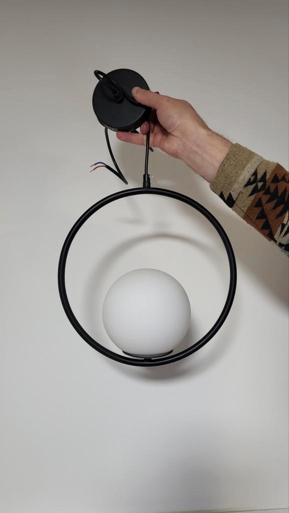 Stalen Hanglamp met melkwit glazen bol, Huis en Inrichting, Lampen | Hanglampen, Zo goed als nieuw, Minder dan 50 cm, Glas, Metaal