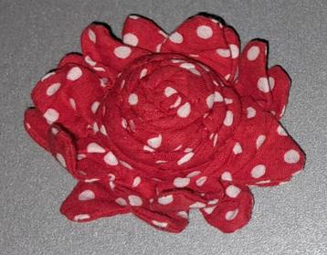 Broche spelt rode bloem stof met polkadots witte stippen  beschikbaar voor biedingen