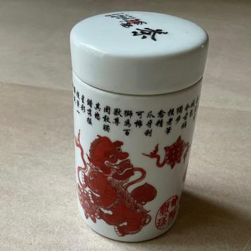 Chinese theebus van porselein met rode foodogs en karakters  beschikbaar voor biedingen