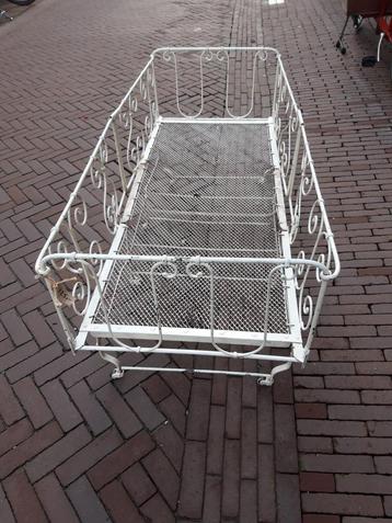 antiek metalen kinderbedje NU €55 Zaterdag 1 November halen beschikbaar voor biedingen