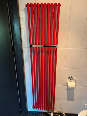 Rode Arboni radiator met handdoekstand beschikbaar voor biedingen