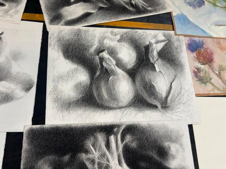 Grote tekening Arno van Iperen Stilleven houtskool, Antiek en Kunst, Kunst | Tekeningen en Foto's, Ophalen