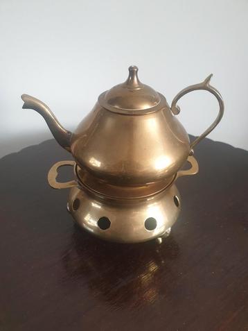 Antiek koperen kannetje op een komfoor. Originele set  beschikbaar voor biedingen