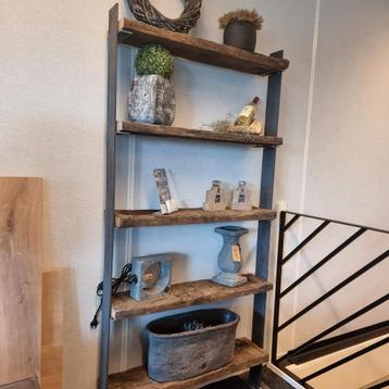 Stalen wandkast met robuuste planken  beschikbaar voor biedingen