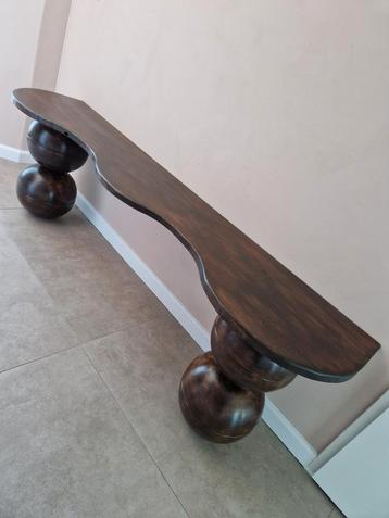 Unieke handgemaakte houten tafel, organisch design beschikbaar voor biedingen
