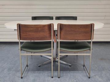Vintage eettafel Pastoe witte uitschuifbare tafel ovaal beschikbaar voor biedingen
