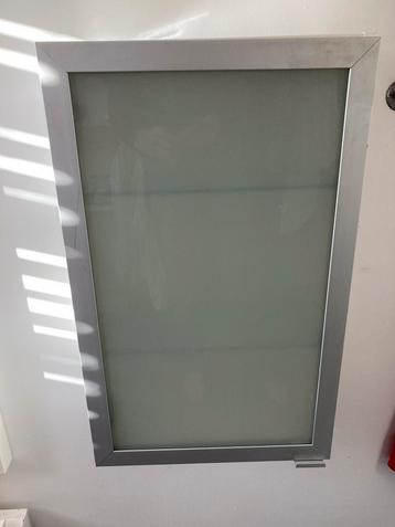 Ikea hang kast 2 stuks mat glazen deur met crome en wit beschikbaar voor biedingen