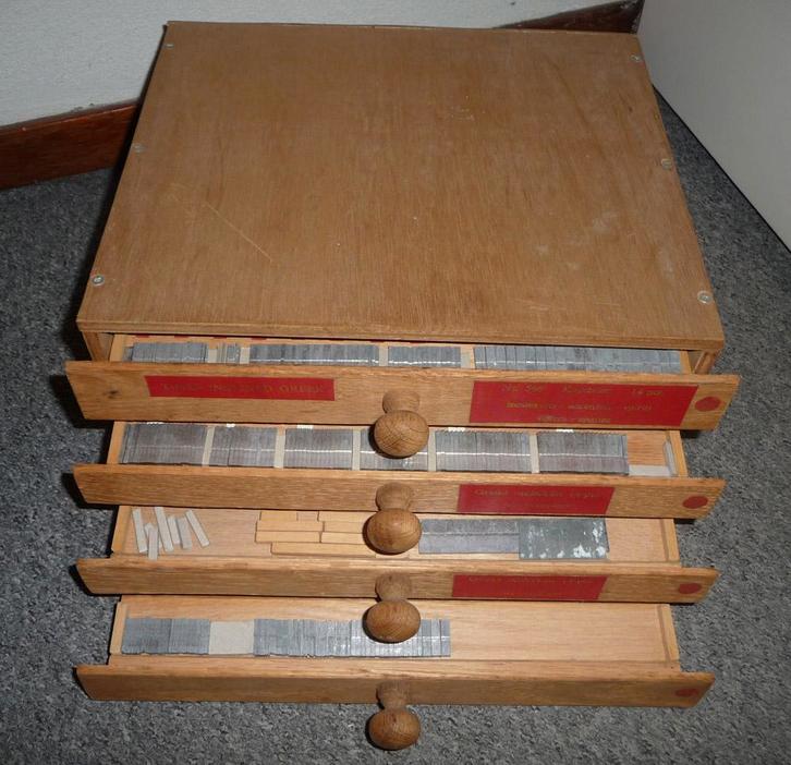 Times Inclined Greek 10pt - Handverguld letters, Hobby en Vrije tijd, Overige Hobby en Vrije tijd, Gebruikt