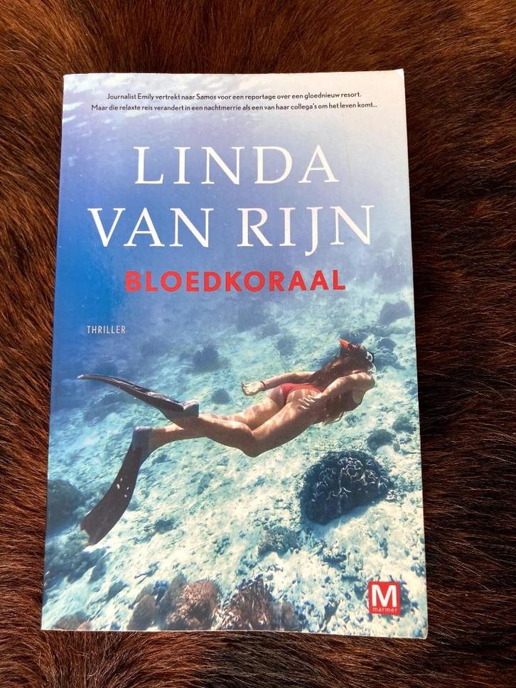 Linda van Rijn - Bloedkoraal - thriller - als NIEUW  , Boeken, Thrillers, Zo goed als nieuw, Nederland, Ophalen of Verzenden