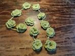 Nieuw groen sjaaltje/ketting van handgehaakte roosjes., Verzenden, Nieuw, Sjaal