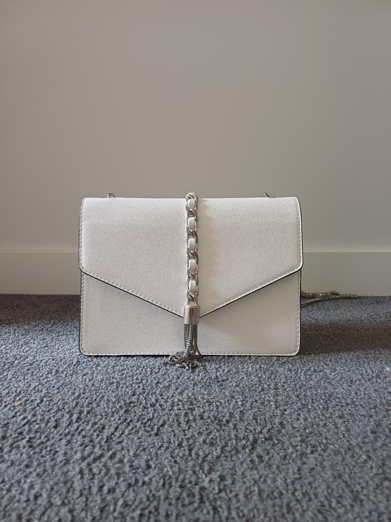 Tas met zilvere ketting en vakjes, Ophalen of Verzenden, Zo goed als nieuw, Wit, Schoudertasje