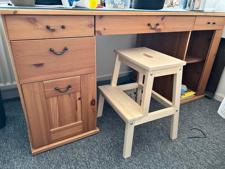 Ikea bureau met glasplaat, Huis en Inrichting, Bureaus, Zo goed als nieuw, Ophalen