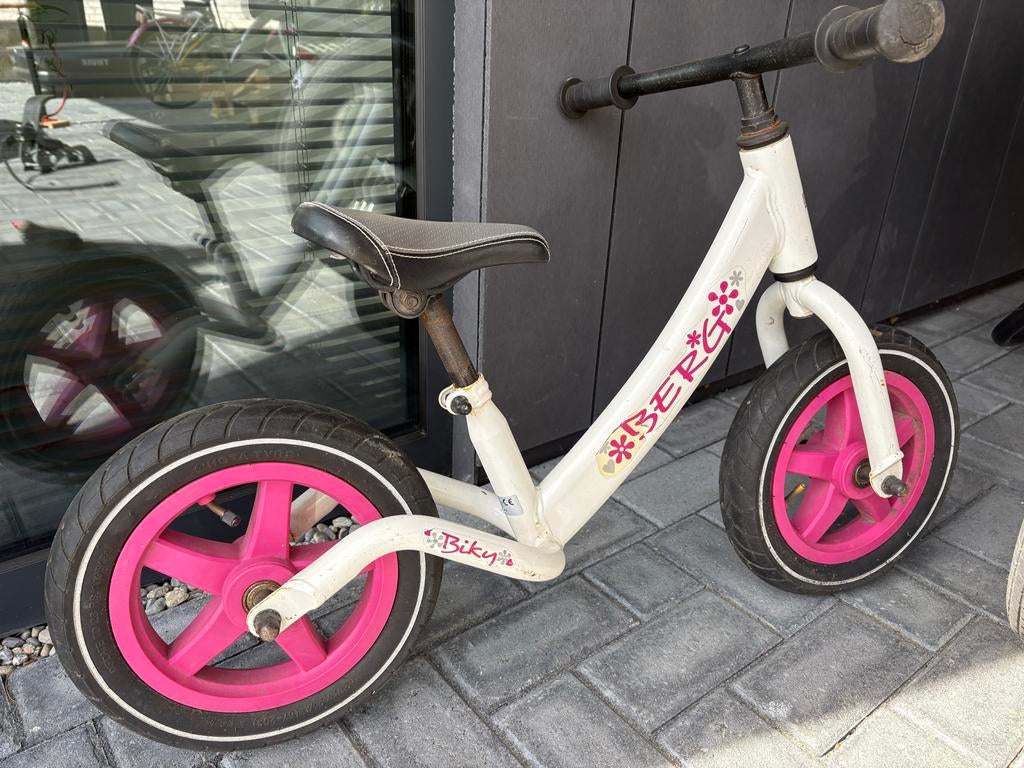 Berg loopfiets wit/roze, Kinderen en Baby's, Speelgoed | Buiten | Voertuigen en Loopfietsen, Ophalen, Gebruikt, Loopfiets