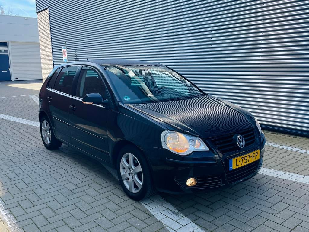 Volkswagen Polo 1.2 • AIRCO • APK 5-2027 • PARKEERSENSOR !, Voorwielaandrijving, 540 kg, 1198 cc, Zwart