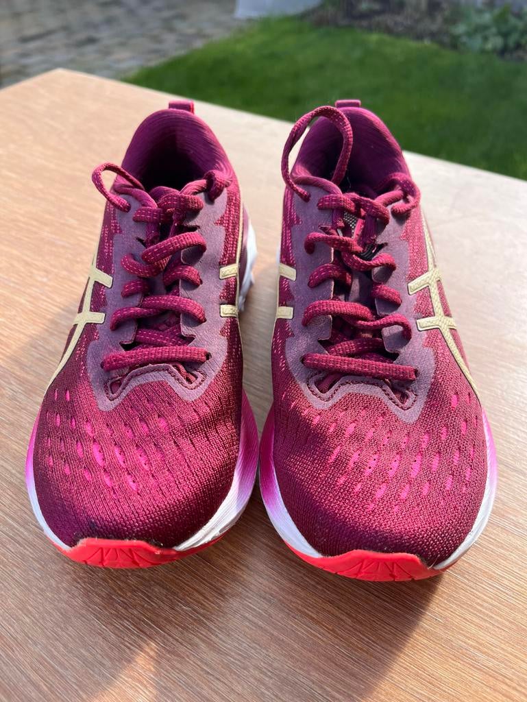 Asics Novablast 2 loopschoen maat 35,5, Ophalen of Verzenden, Zo goed als nieuw