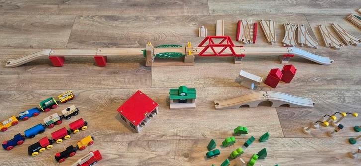 Grote Brio Treinbaanset met Elektrische Locomotief & Opslag, Kinderen en Baby's, Speelgoed | Speelgoedvoertuigen, Ophalen