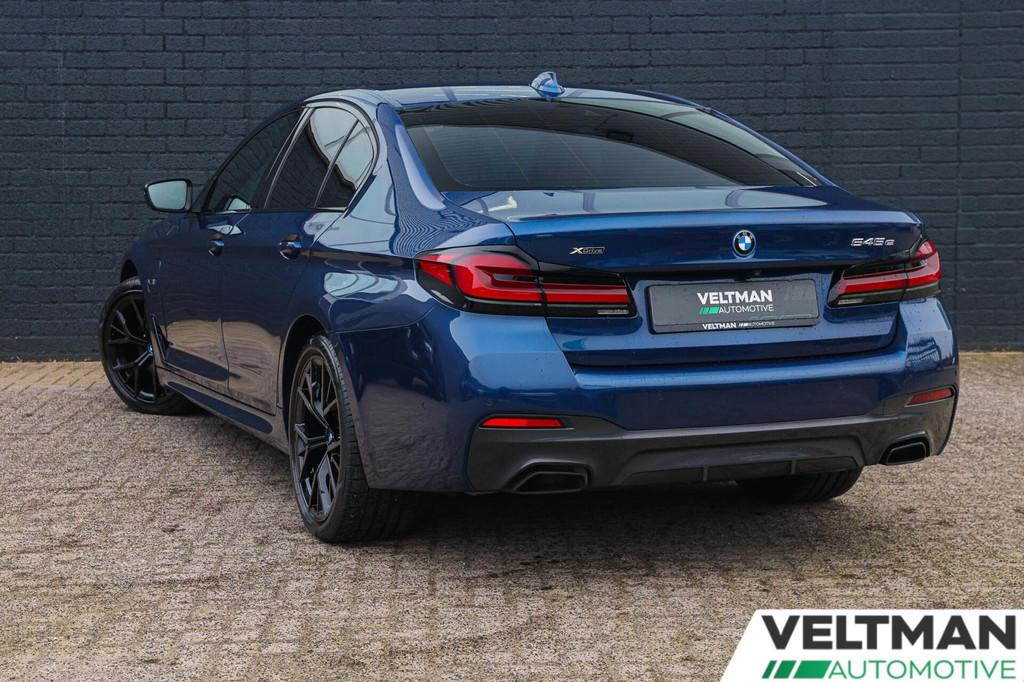 BMW 5-serie 545e xDrive M-SPORT LASER HARMAN KARDON CARPLAY, Auto's, BMW, Gebruikt, Euro 6, 2000 kg, Blauw