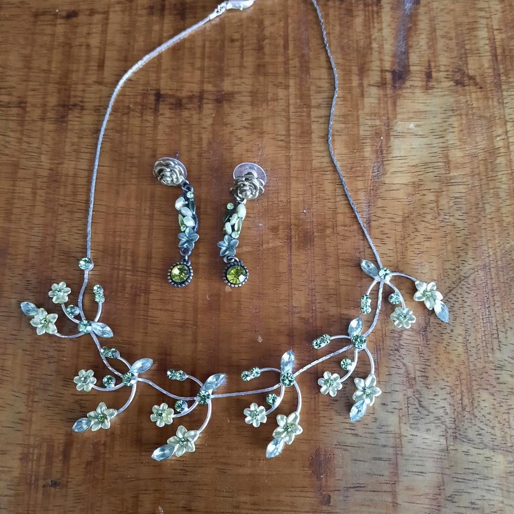 Ketting en oorbellen in smaragd groen, Ophalen of Verzenden, Groen, Overige materialen