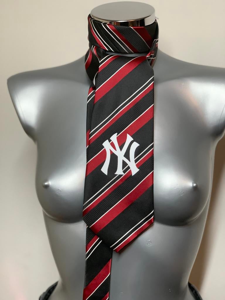NY logo, New York Yankees Stropdas - Zwart, Rood, Wit, Kleding | Heren, Stropdassen, Verzenden, Zo goed als nieuw, Zwart, Met patroon