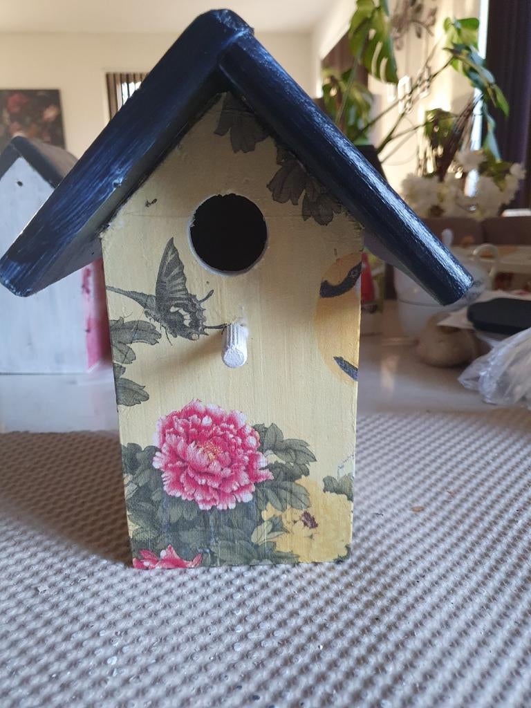 Decoratief vogelhuisje met bloemen en vlinders, Tuin en Terras, Ophalen of Verzenden, Nieuw