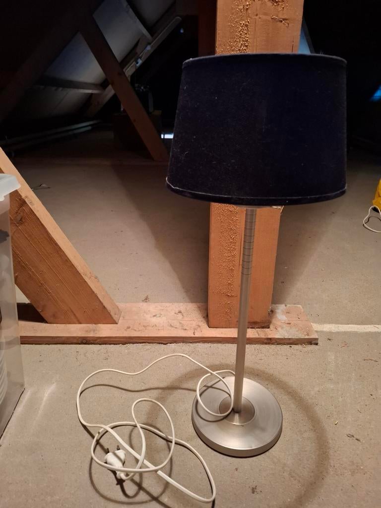 GRATIS! Tafellamp met zwarte kap, Huis en Inrichting, Lampen | Tafellampen, Gebruikt, 50 tot 75 cm, Metaal, Stof, Ophalen