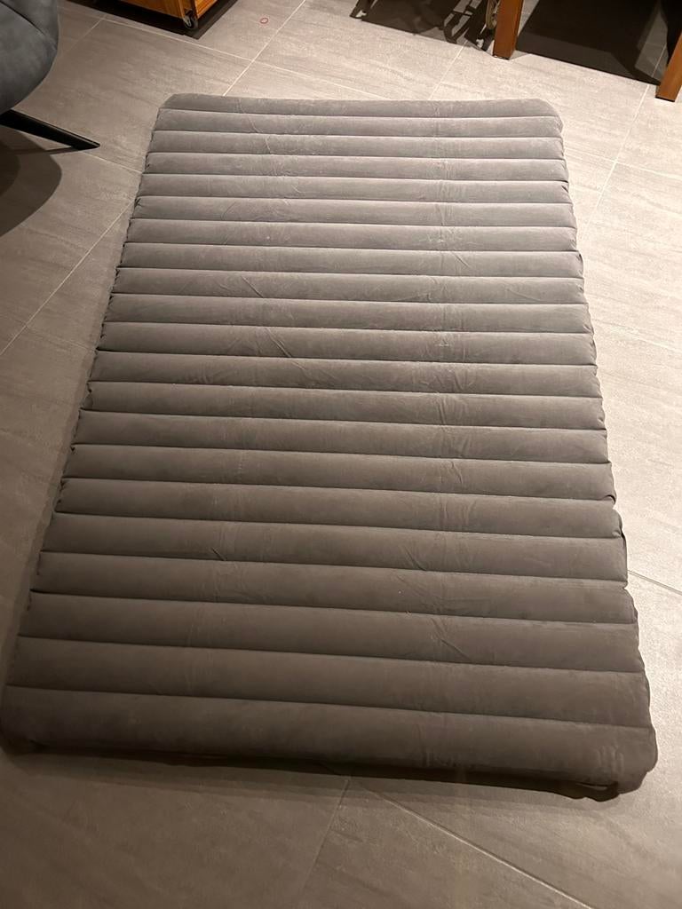 Decathlon luchtbed 180x120 cm met pomp, Ophalen, Ingebouwde pomp, Gebruikt, 2-persoons