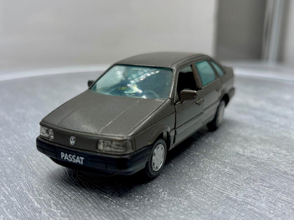 1:43  Volkswagen Passat, Ophalen of Verzenden, Zo goed als nieuw, Auto, Overige merken