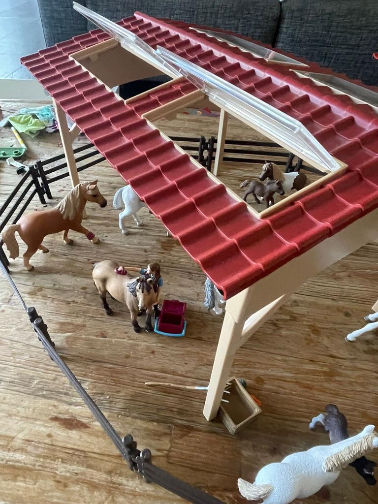 Schleich paardenstal met veel paarden en accessoires, Ophalen of Verzenden, Gebruikt, Jongen of Meisje