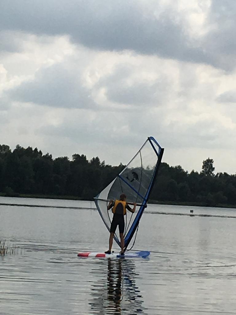 Beginners windsurfset met zeil 3.2m en Mistral board, Ophalen, 250 tot 300 cm, Gebruikt, Met vin(nen)