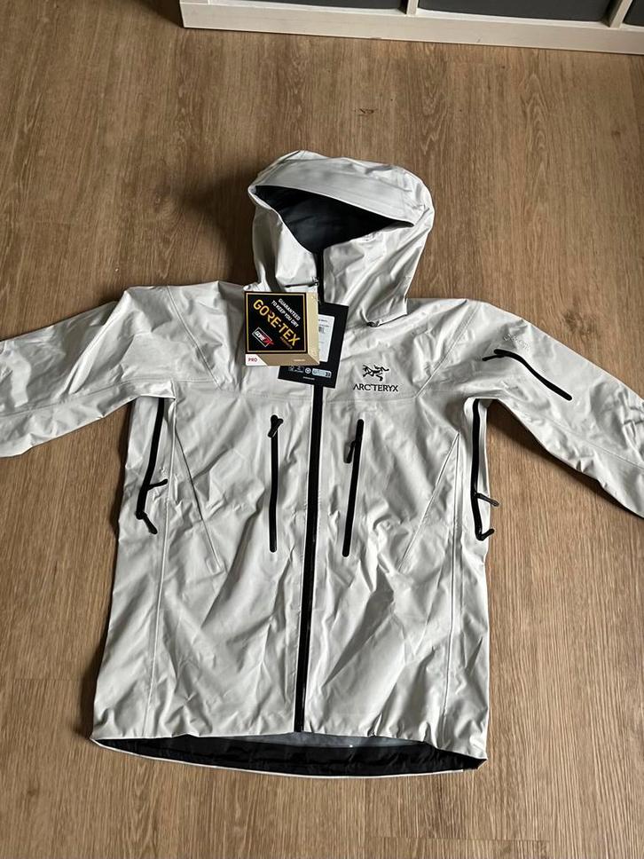 Jas Arc’teryx Alpha SV Wit - XS, Caravans en Kamperen, Regenkleding, Nieuw, Regenjas, Ophalen of Verzenden