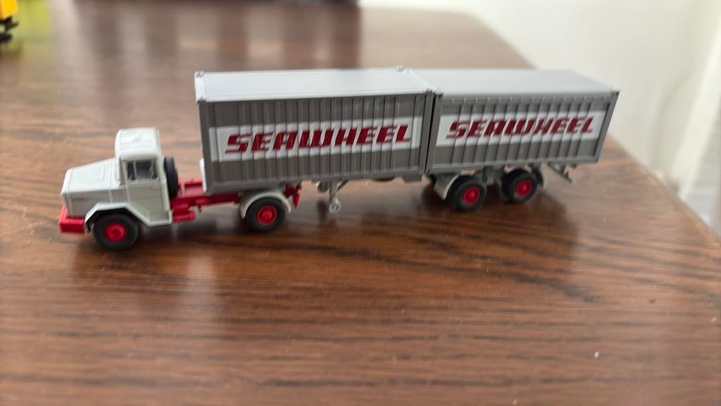 WIKING 052402 VRACHTWAGEN MAGIRUS MET CONTAINERS HO 1:87, Hobby en Vrije tijd, Ophalen of Verzenden, Zo goed als nieuw