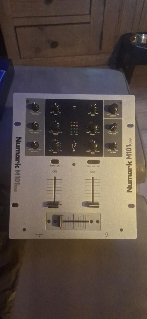 Numark M101USB DJ Mixer - Compacte 2-kanaals mixer, Muziek en Instrumenten, Dj-sets en Draaitafels, Ophalen