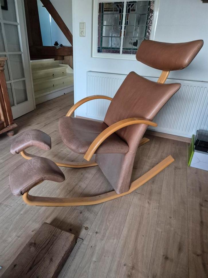 Stokke Gravity Varier Balansstoel, Huis en Inrichting, Stoelen, Gebruikt, Eén, Hout, Leer, Bruin, Ophalen