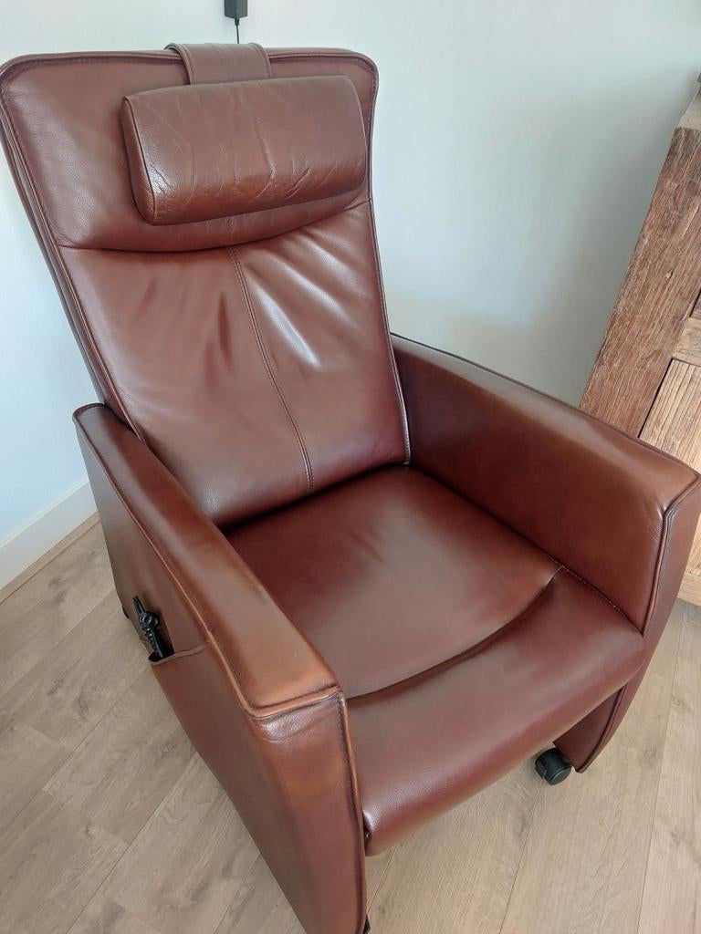 Nieuwe sta-op stoel, bruin leer, ideaal voor aderen, Modern, Comfort, Nieuw, Ophalen of Verzenden, 75 tot 100 cm