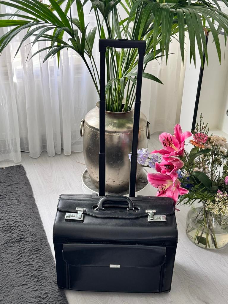 Zwarte Leren Pilotenkoffer met Wieltjes en Uitschuifbare Han, Ophalen, 40 tot 60 cm, Gebruikt, 20 tot 30 cm