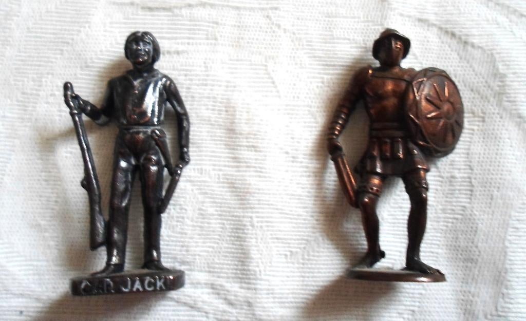 Ferrero metalen figuurtjes. Cap. Jack en Gladiator., Verzamelen, Ophalen of Verzenden, Zo goed als nieuw, Overige typen