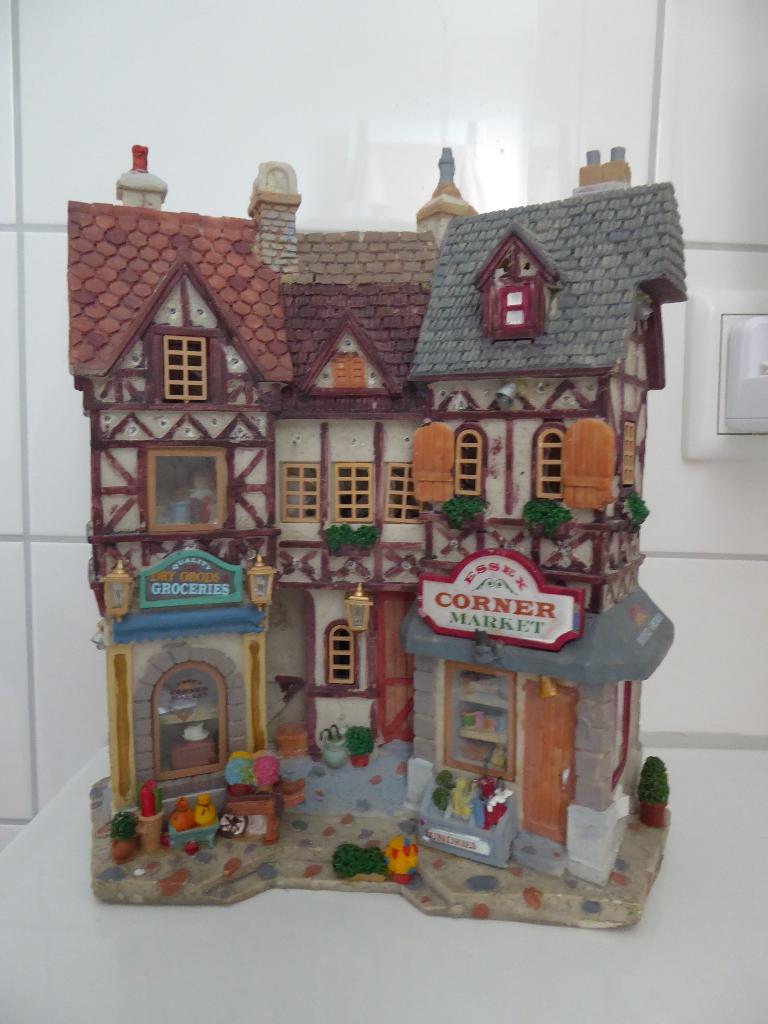 Lemax Item - Retired Facade Essex Corner Market - ik ruim op, Diversen, Kerst, Ophalen of Verzenden, Zo goed als nieuw