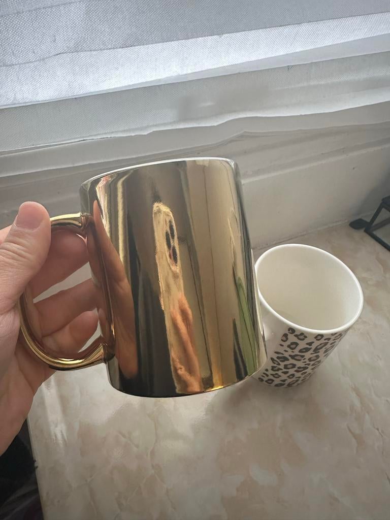 2 mokken: goud en panterprint, Gebruikt, Keramiek, Ophalen of Verzenden, Overige stijlen