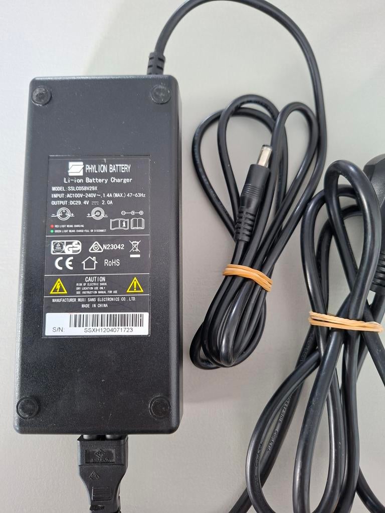 Li-ion battery charger (specificaties zie fotoos), Fietsen en Brommers, Fietsaccessoires | Fietsaccu's, Ophalen of Verzenden, Zo goed als nieuw