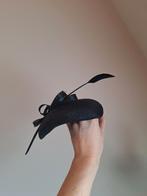 Donkerblauwe Fascinator / Dopje met Veer Herman, Kleding | Dames, Hoeden en Petten, Ophalen of Verzenden, Zo goed als nieuw, One size fits all