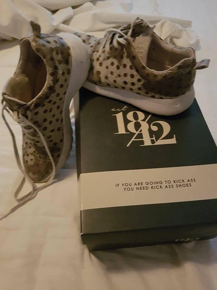 schoenen/sneakers met stippen maat 39 echt leer, Beige, Ophalen of Verzenden, Sneakers of Gympen, Gedragen