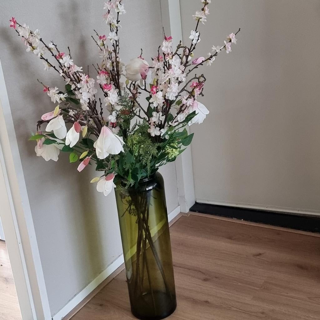 Giga Groot Zijden Boeket in Olijfgroene Glazen Vaas, Huis en Inrichting, Woonaccessoires | Vazen, Nieuw, Overige kleuren, 75 cm of meer