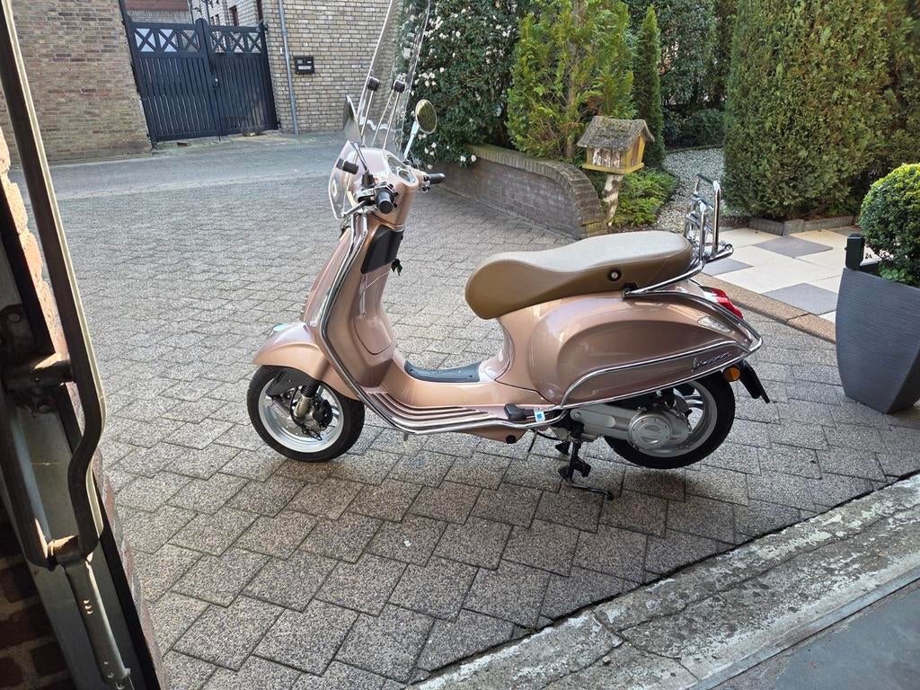 Vespa Primavera Spark Rose Metallic ZGAN custom 02-01-'26, Fietsen en Brommers, Scooters | Vespa, Zo goed als nieuw, Overige modellen