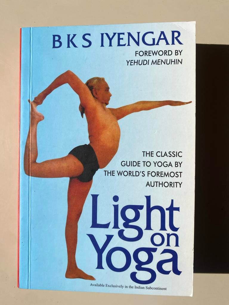 Light on Yoga - B.K.S. Iyengar (Engels), Boeken, Ophalen of Verzenden, Gelezen, Gezondheid en Conditie