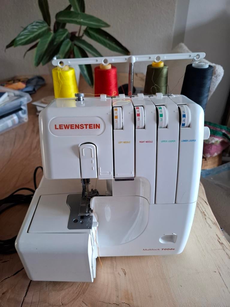 Lewenstein Multilock 700de lockmachine, Hobby en Vrije tijd, Naaimachines en Toebehoren, Ophalen, Zo goed als nieuw, Lockmachine