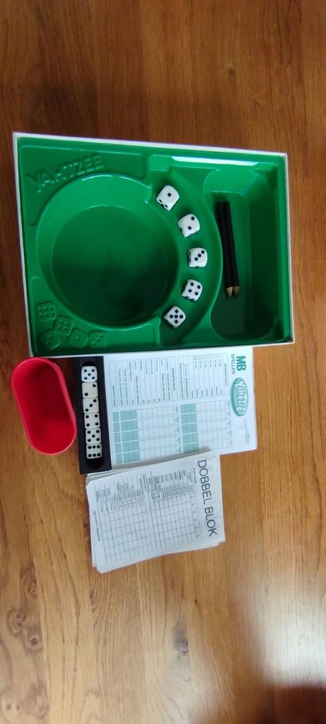 Yahtzee van MB, compleet met potloden en dobbelstenen, Ophalen, Vijf spelers of meer, Reisspel, MB