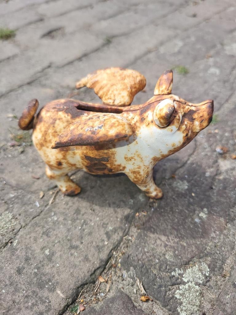 Mooie oude gietijzeren spaarpot varken, Verzamelen, Spaarpotten, Ophalen of Verzenden, Gebruikt, Metaal of Blik, Dier