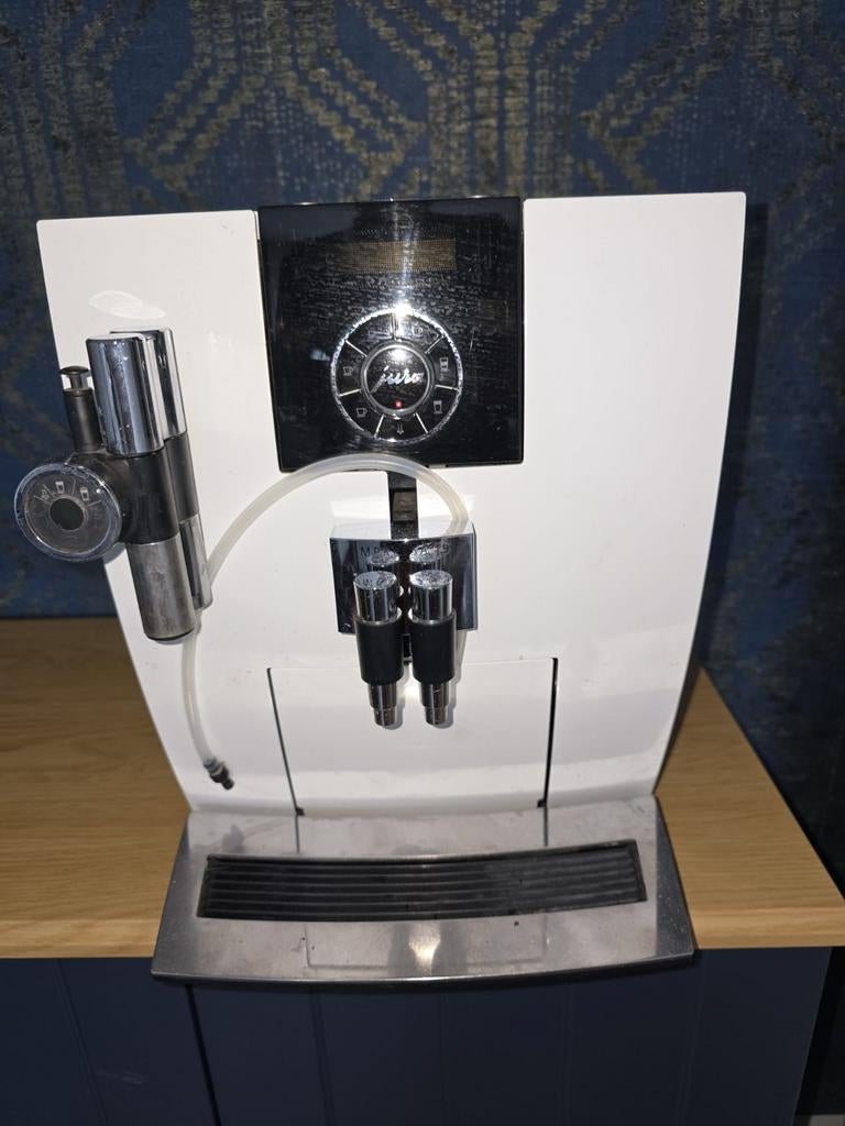 Jura koffiemachine, heeft onderhoud nodig, 10 kopjes of meer, Ophalen, Koffiemachine