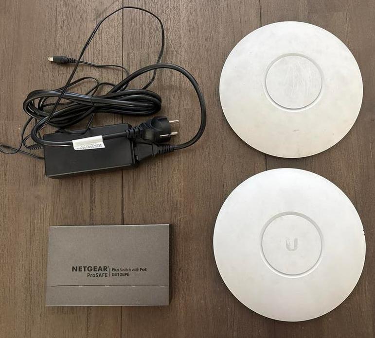Ubiquiti UniFi AP-AC Pro (2 stuks) met Netgear PoE switch, Computers en Software, Accesspoints, Gebruikt, Ophalen of Verzenden